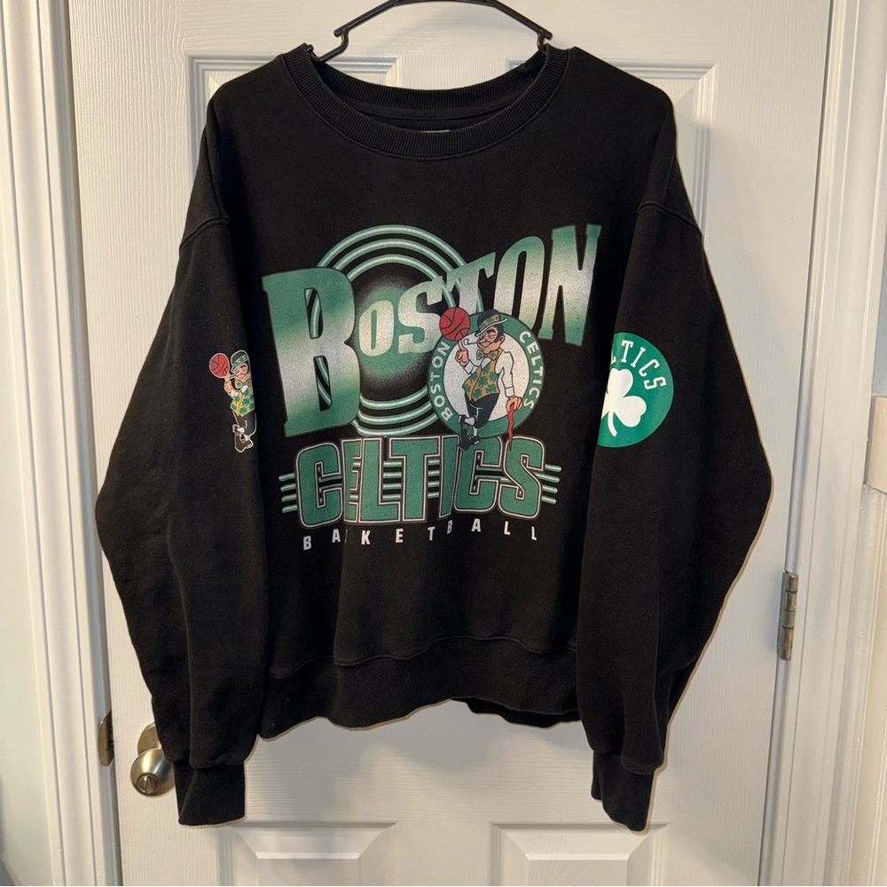 Qore Women's NBA Boston Celtics Black Oversized Pullover Sweatshirt Small